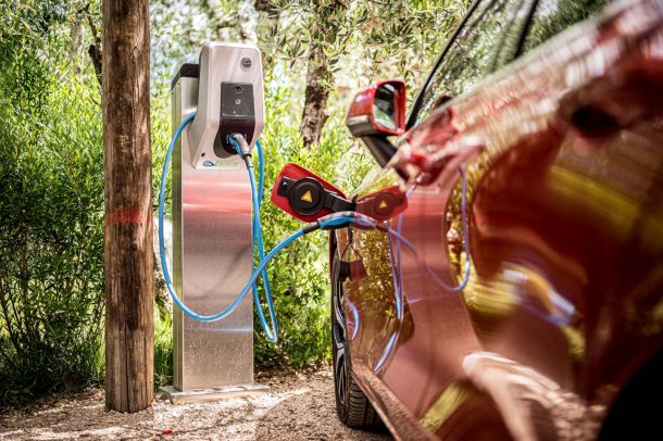 parcheggio con postazioni ricarica auto elettriche